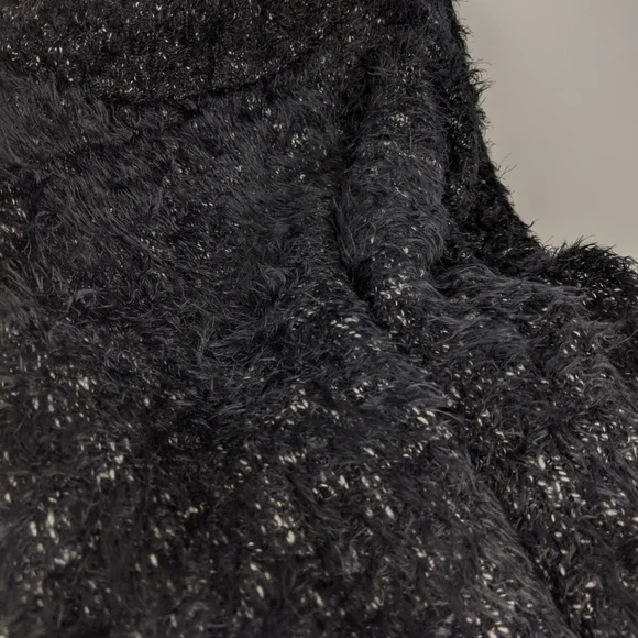 FINAL SALE 🌿EXPRESS FUZZY CROP SWEATER🌿 - Picture 3 of 4